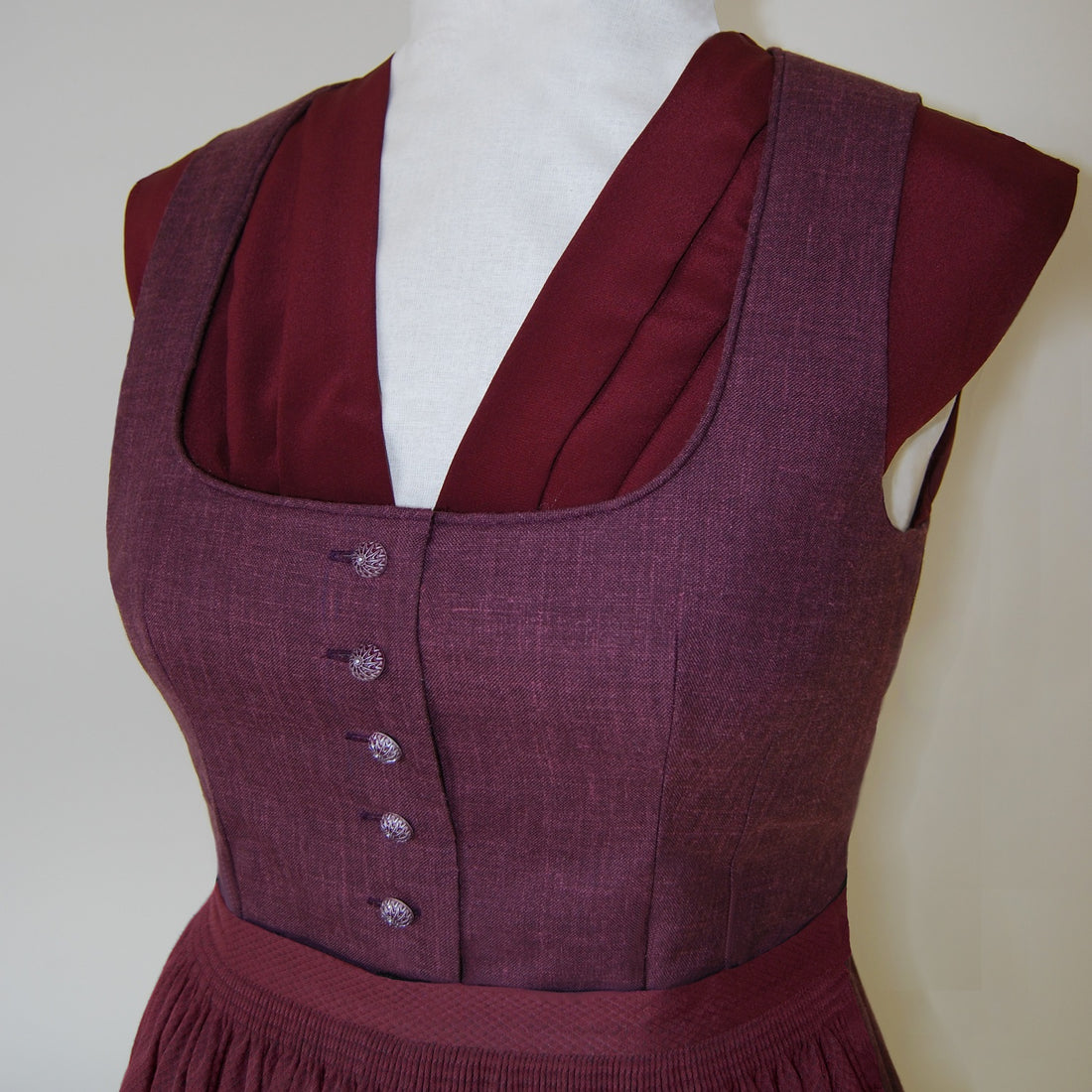 Dirndl-110 mit rundem Ausschnitt und Abnähern - digitales PDF Schnittmuster